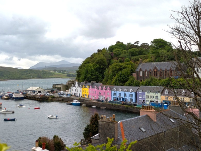 Bunte Häuser in Portree auf der Isle of Skye