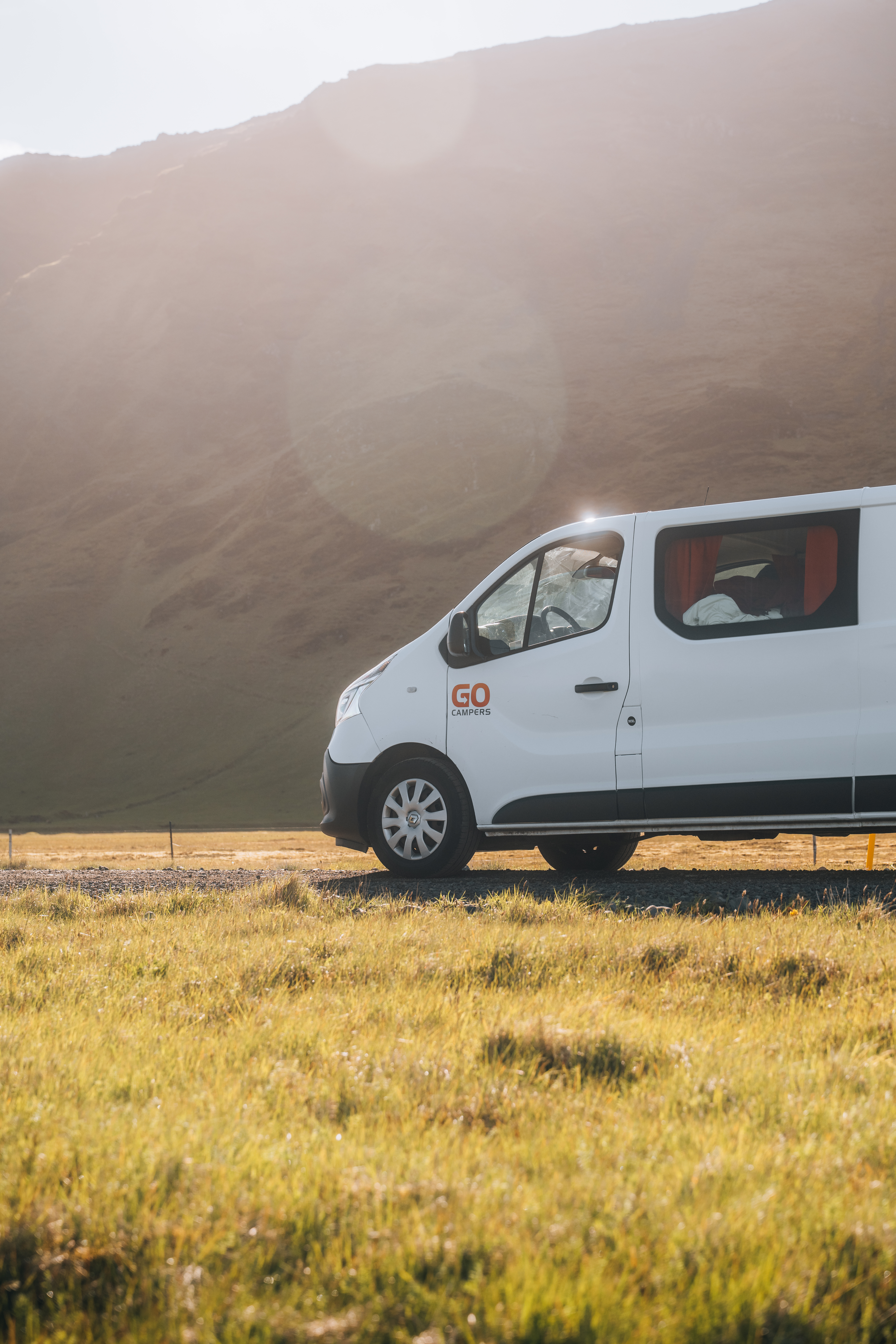 Camper in Island an einem sonnigen Tag