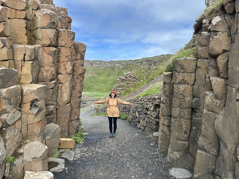  Frau geht am Giant's Causeway in Nordirland wandern