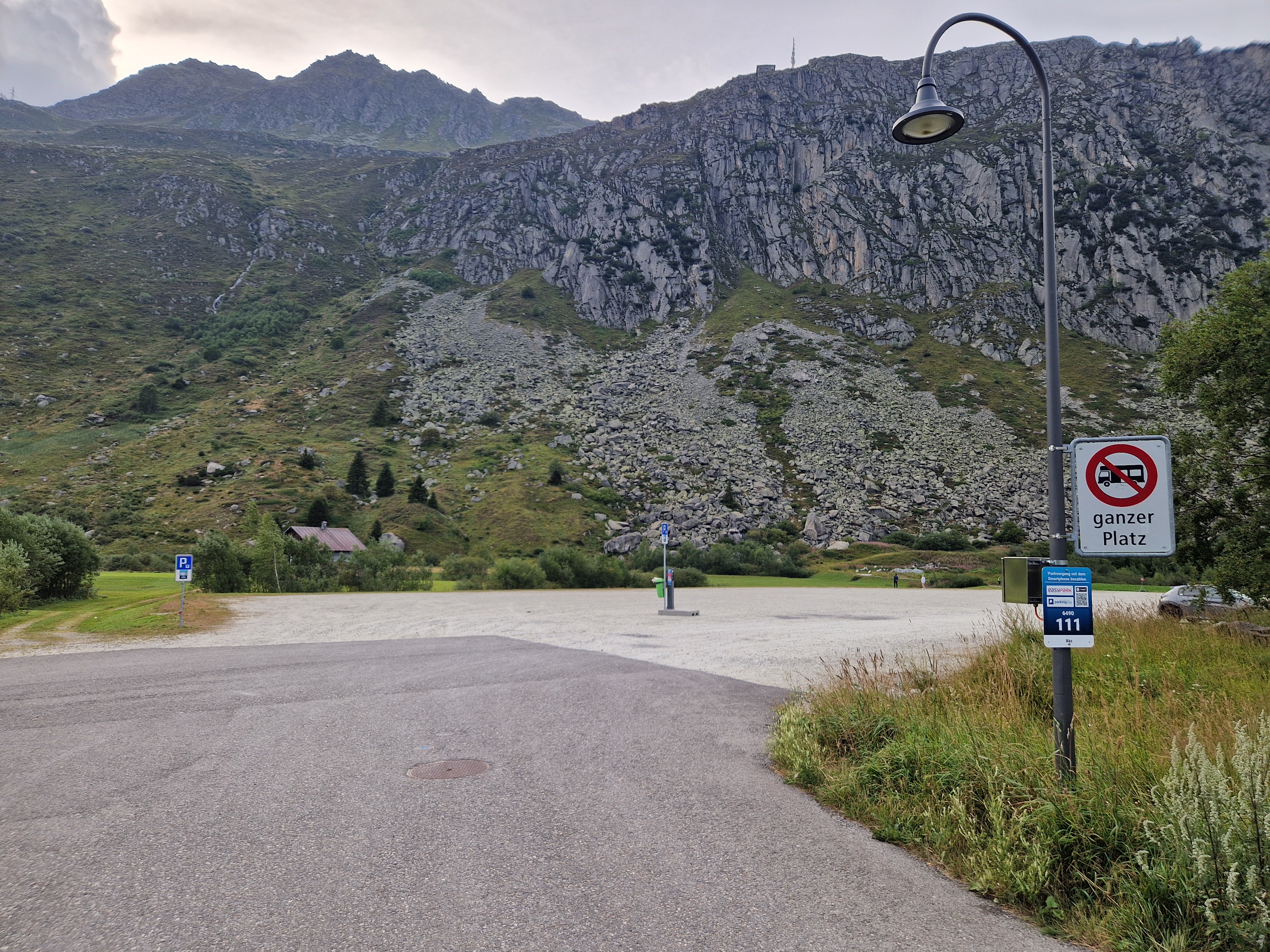Schild verbietet Wildcampen in der Schweiz