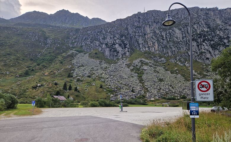 Schild verbietet Wildcampen in der Schweiz
