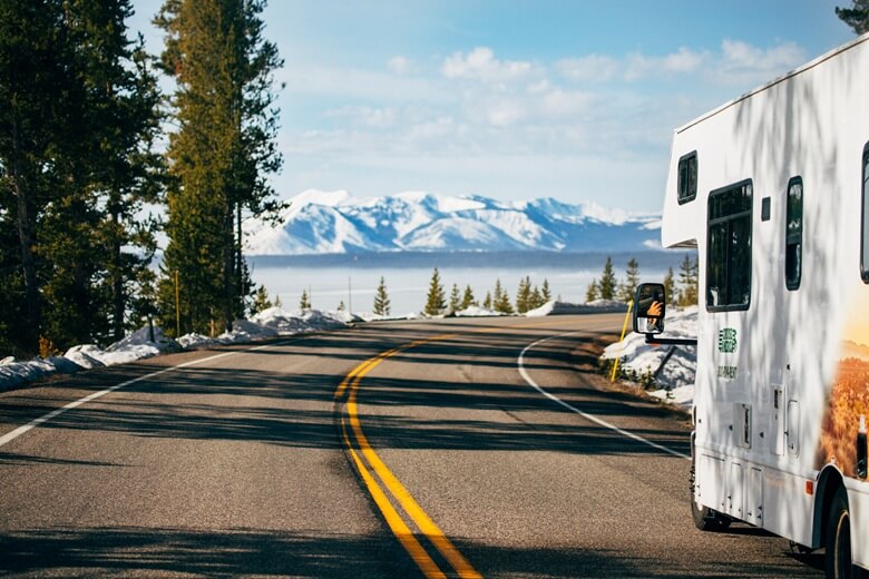 Wohnmobil-Reise in den USA mit Blick auf verschneite Berggipfel
