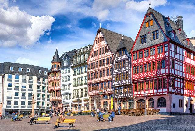 Römerberg in Frankfurt mit historischen Fachwerkhäusern