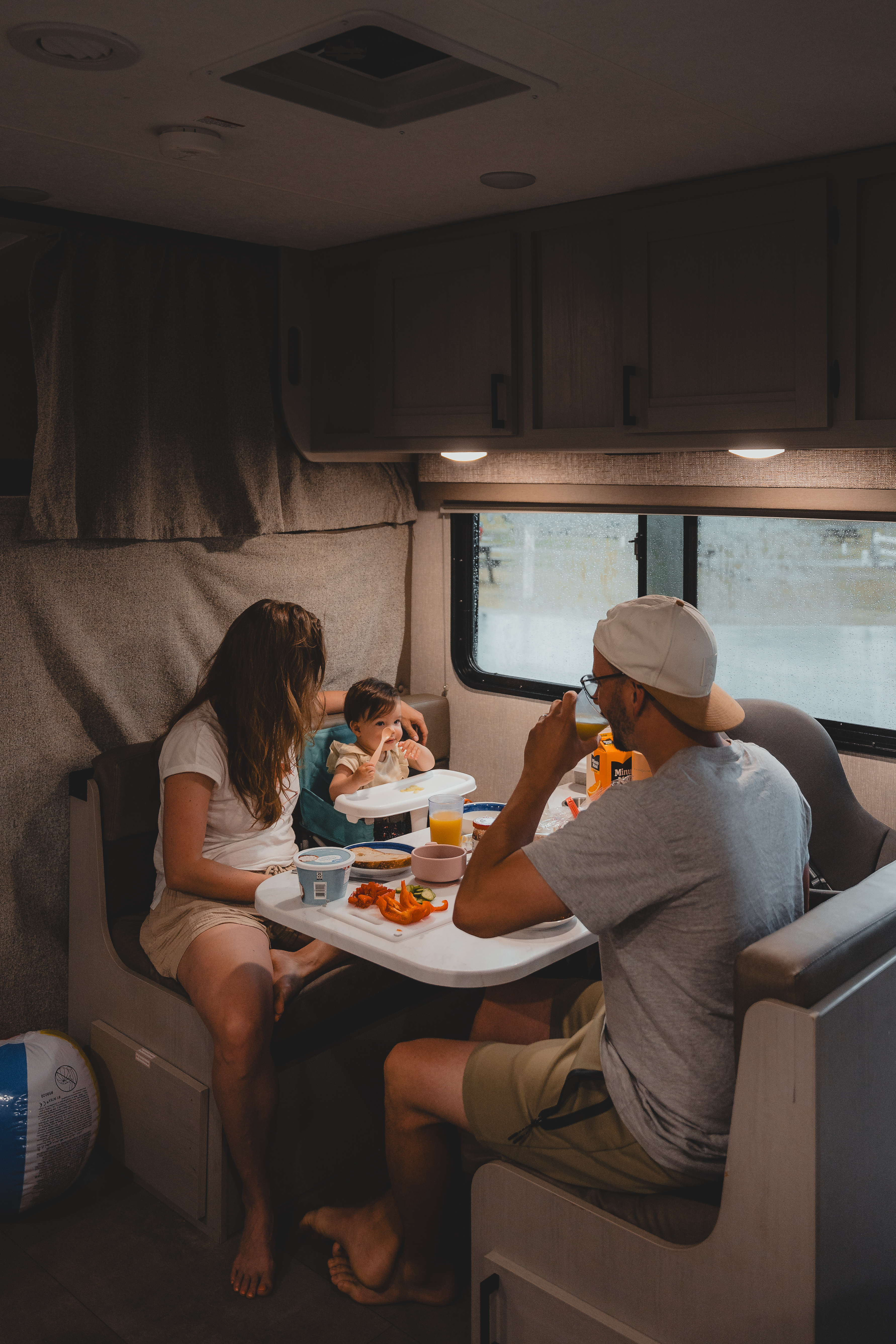 Familie sitzt am Tisch in einem Wohnmobil