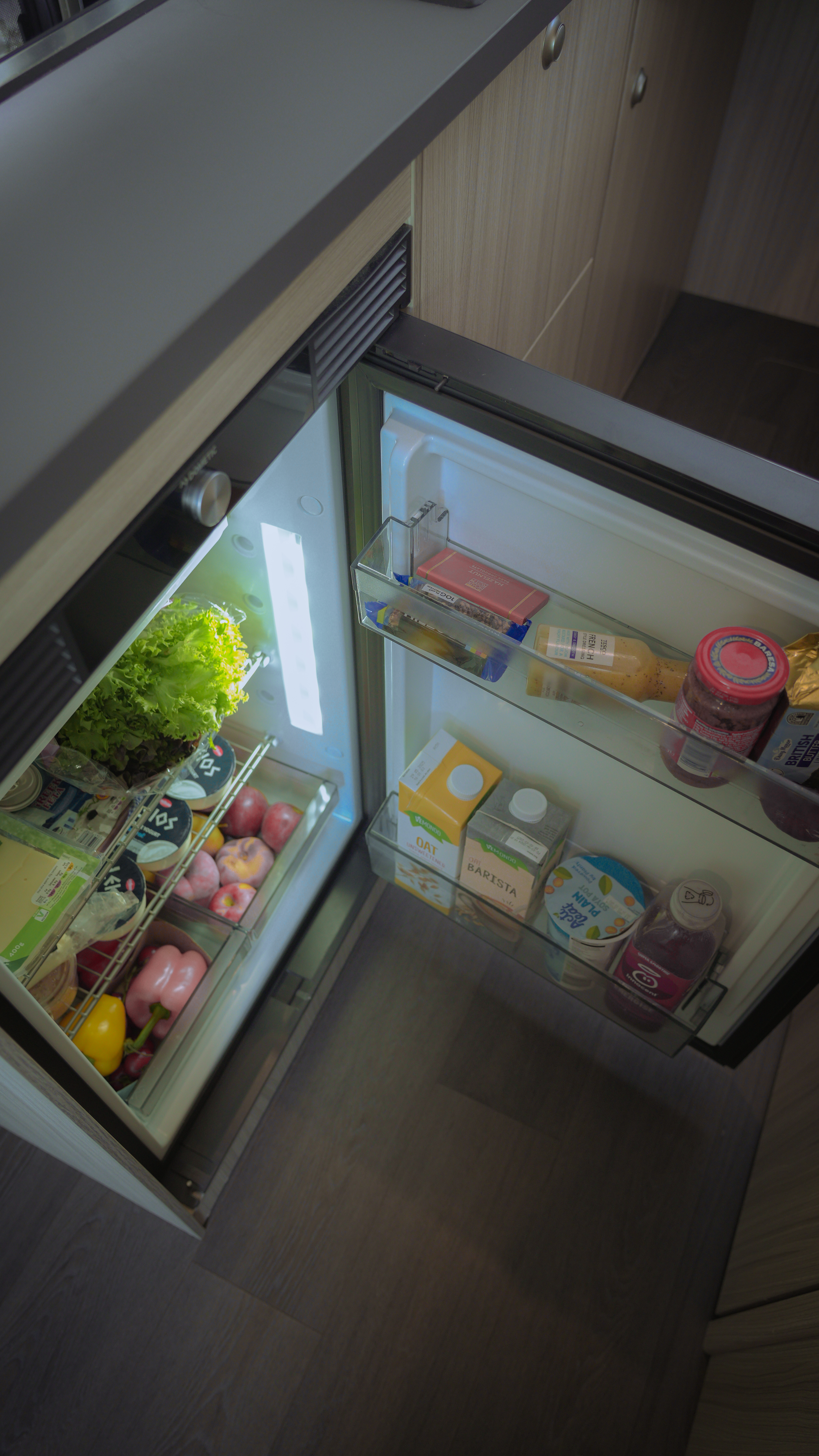 Kühlschrank im Wohnmobil mit Lebensmitteln