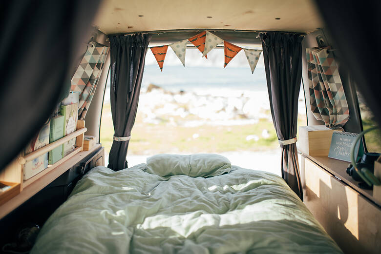 Schlafbereich im Camper mit Blick auf das Meer