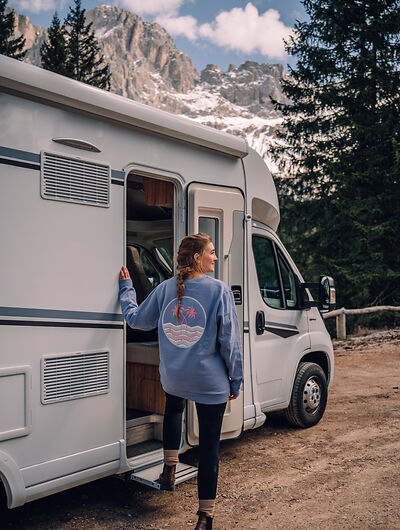 Frau mit dem Wohnmobil in den Alpen