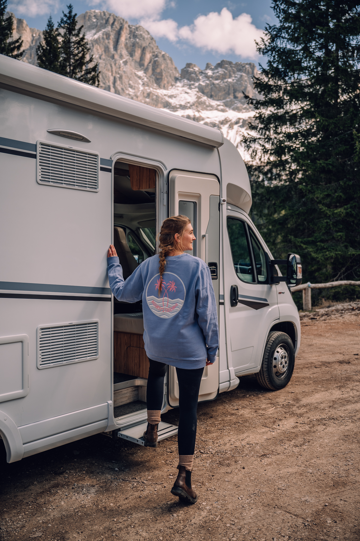 Frau mit dem Wohnmobil in den Alpen