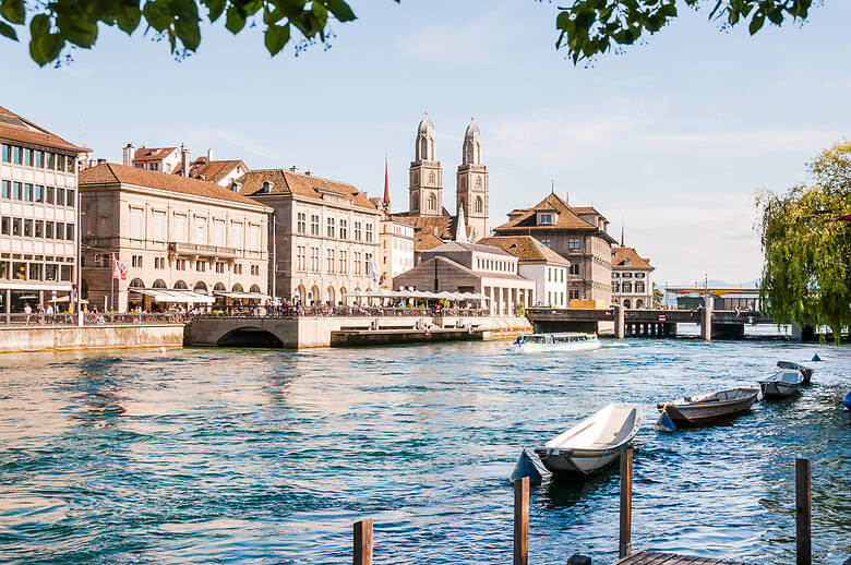 Boote im Wasser am Limmatquai in Zürich