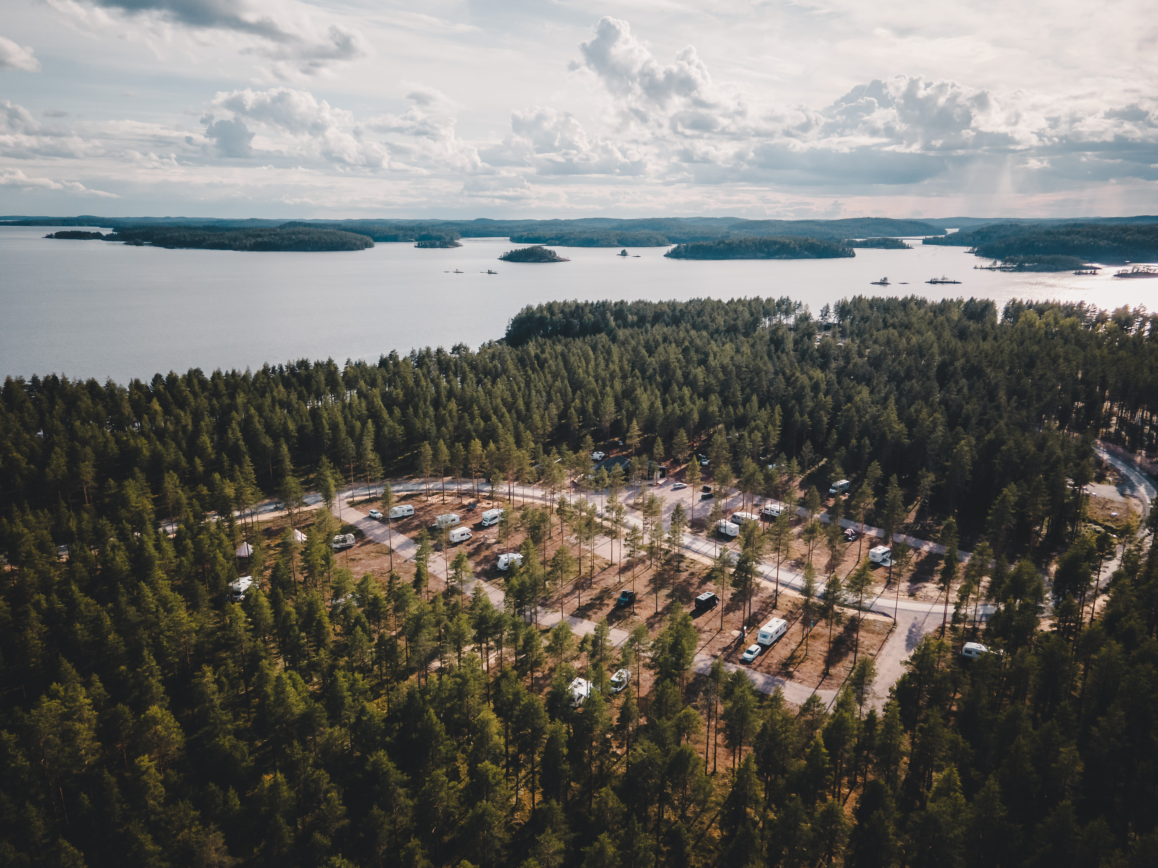 Wohnmobile in Finnland auf einem Campingplatz am Wasser
