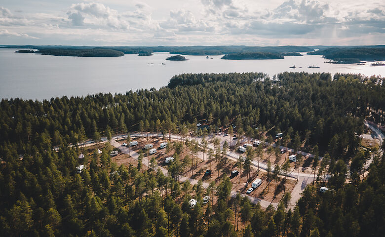Wohnmobile in Finnland auf einem Campingplatz am Wasser