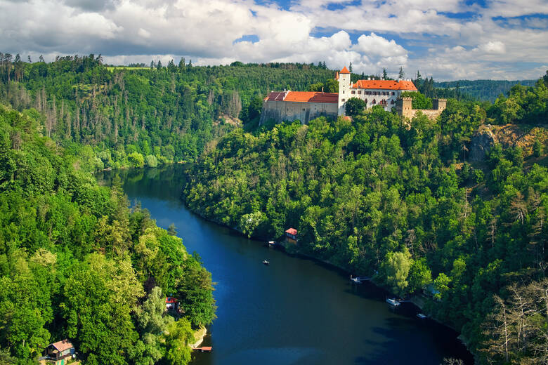 Burg Biltov über einem Fluss in Tschechien