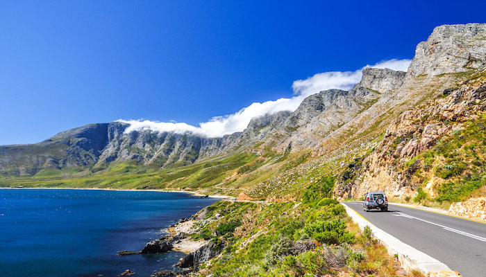 Paysage de montagne le long de la route 44 près de Cape Town entre Gordon's Bay et Pringle Bay