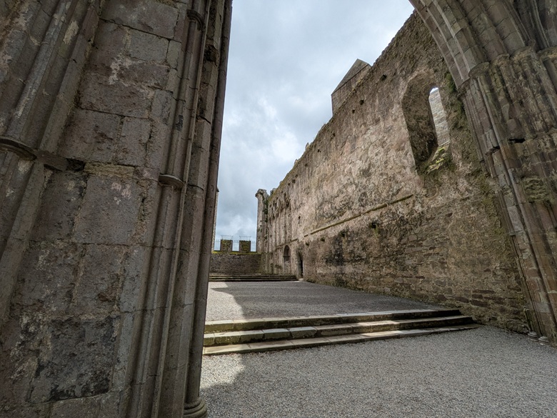 Blick in alte Mauern einer Kathedrale in Irland