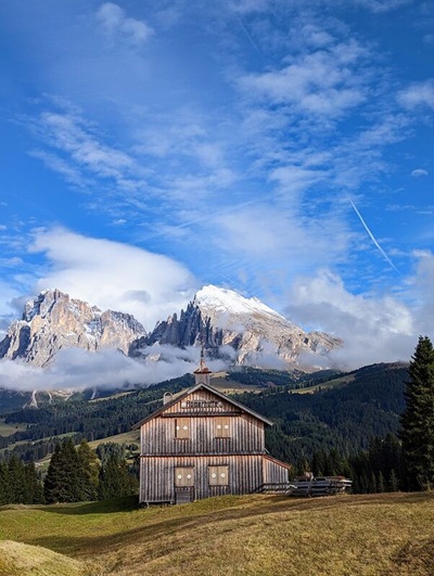 Alpenhütte in den Dolomiten