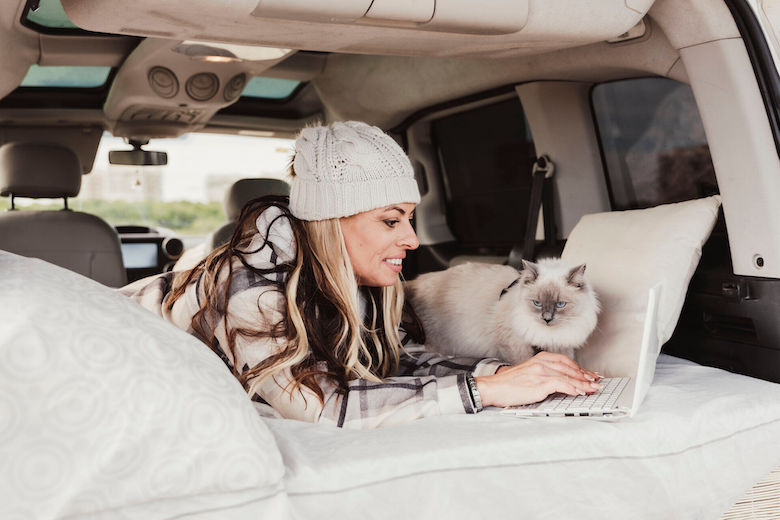 Mit der richtigen Planung wird der Camping-Urlaub mit Katze entspannt.