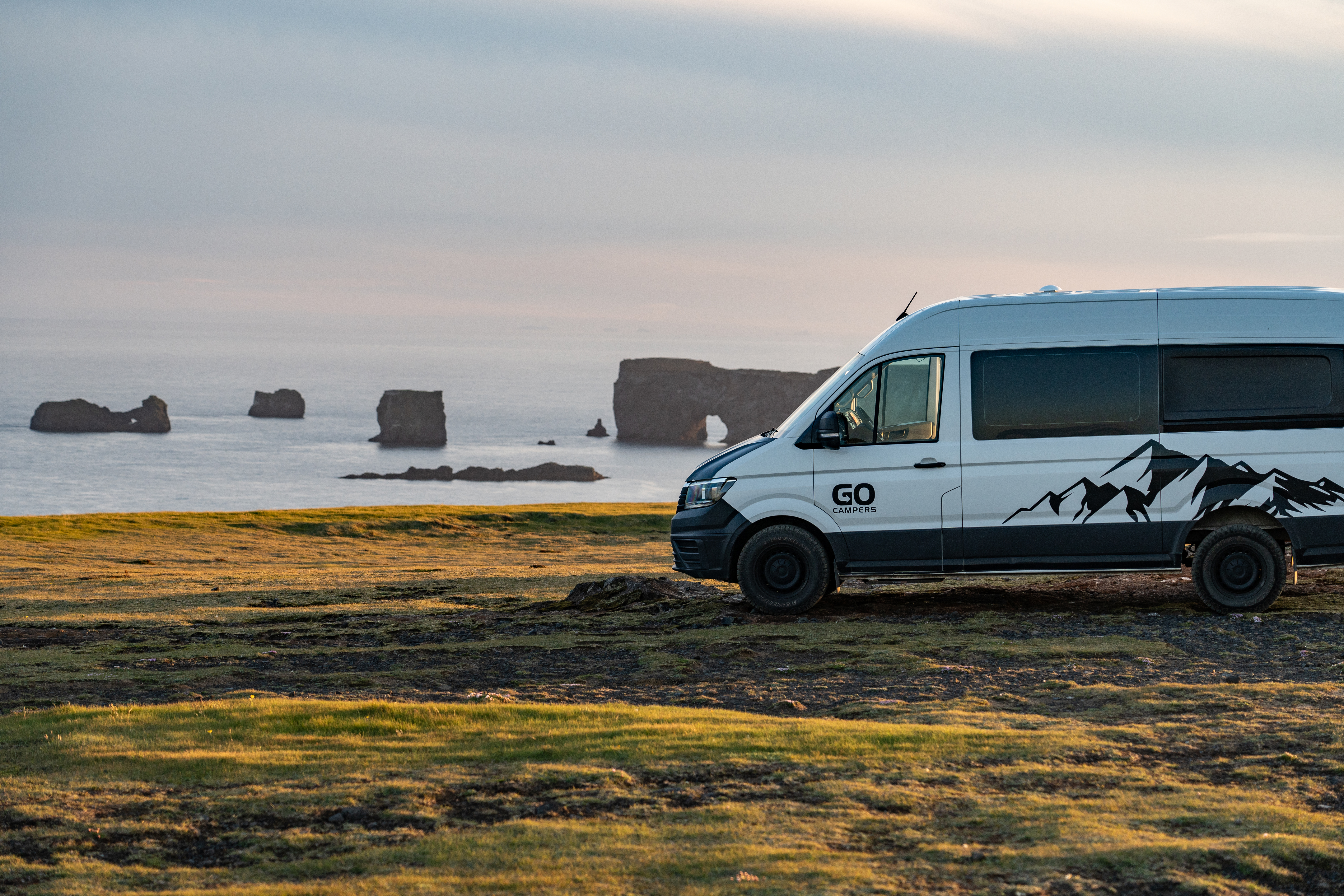 Campistas en Islandia, en la costa