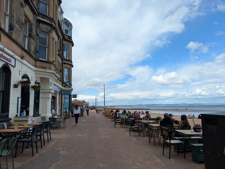 Strandpromenade in Edinburgh mit Cafés