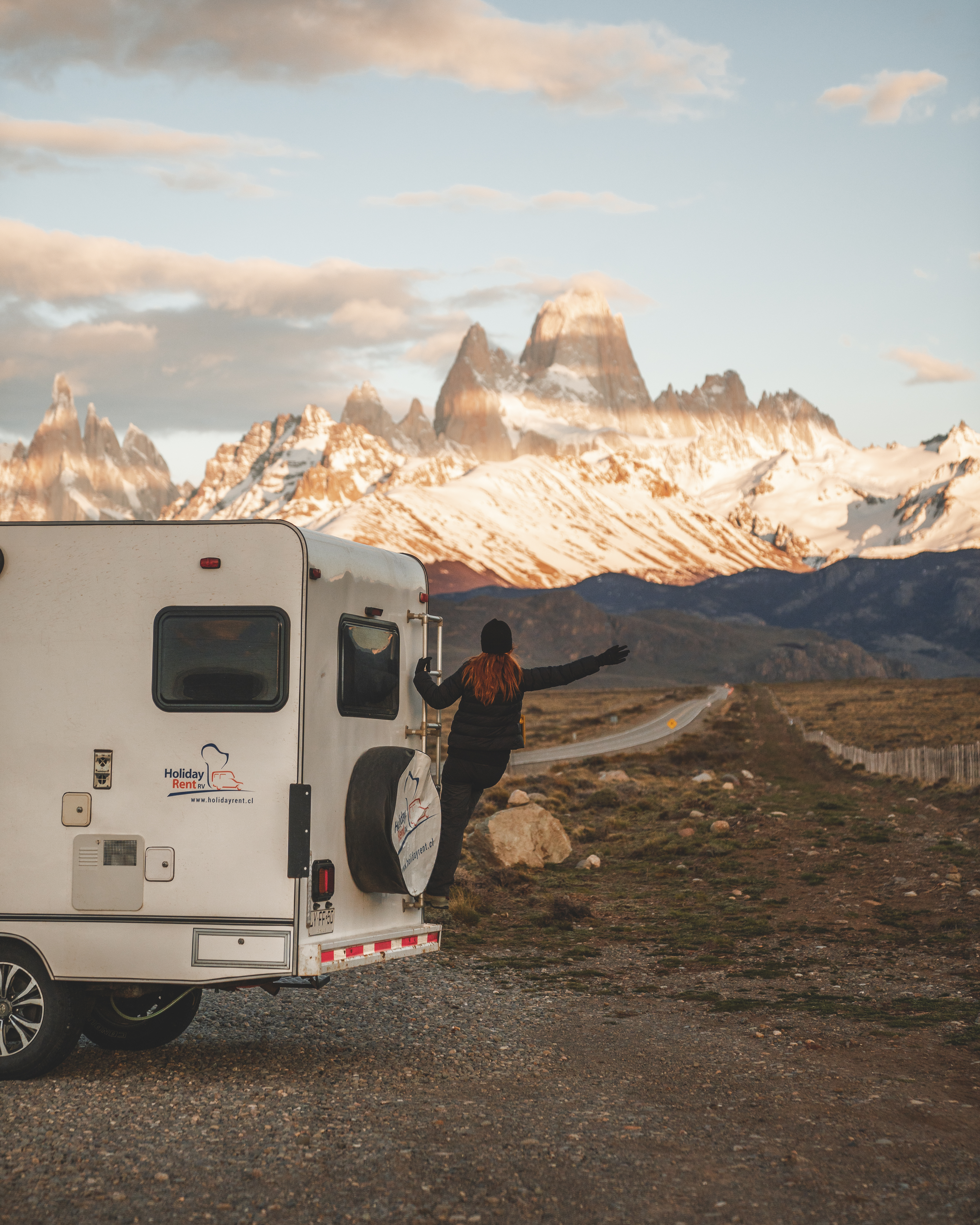 Frau schaut auf die Berge in Chile vom Wohnmobil aus