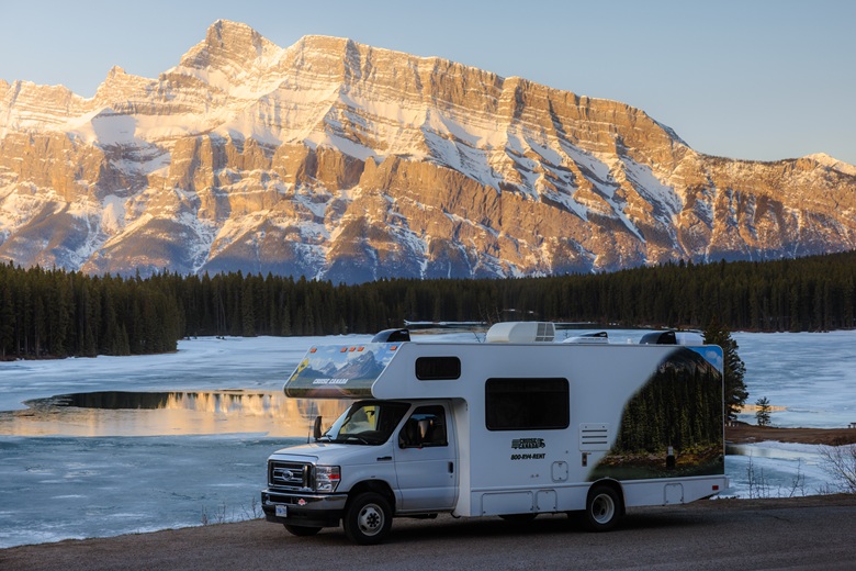 Großes Wohnmobil vor einem See und Bergen in Kanada