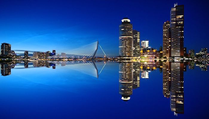 Gezicht op Rotterdam bij nacht, Nederland