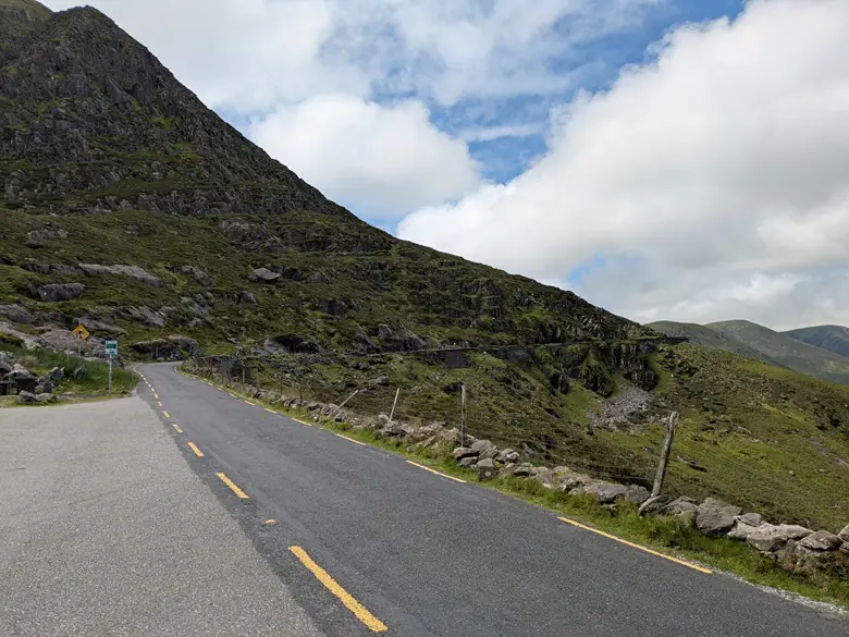 Einspurige Passstraße in Irland 