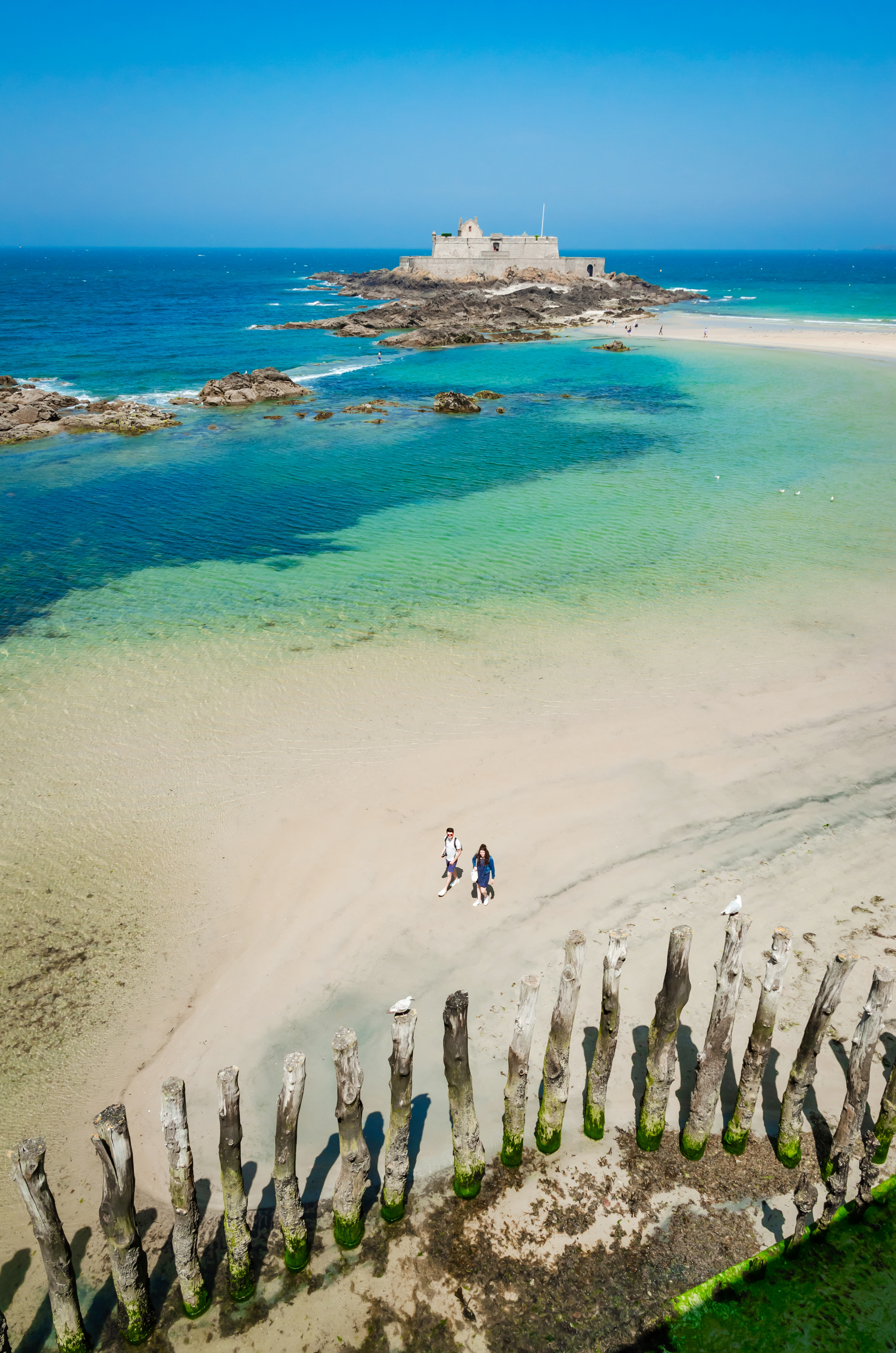 Zwei Menschen in der Bretagne am Strand