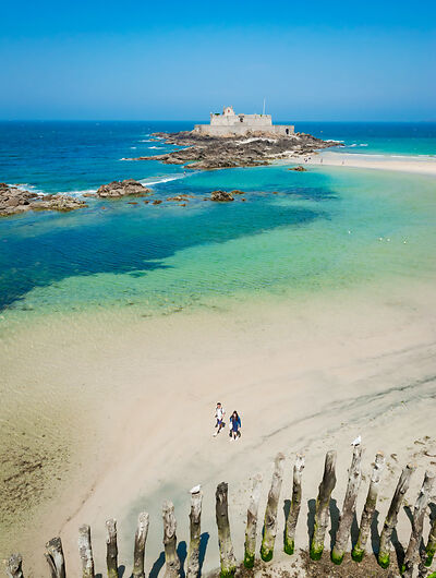 Zwei Menschen in der Bretagne am Strand