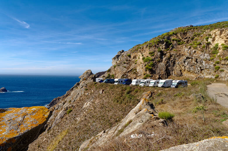 Wohnmobile campen an der Küste von Spanien