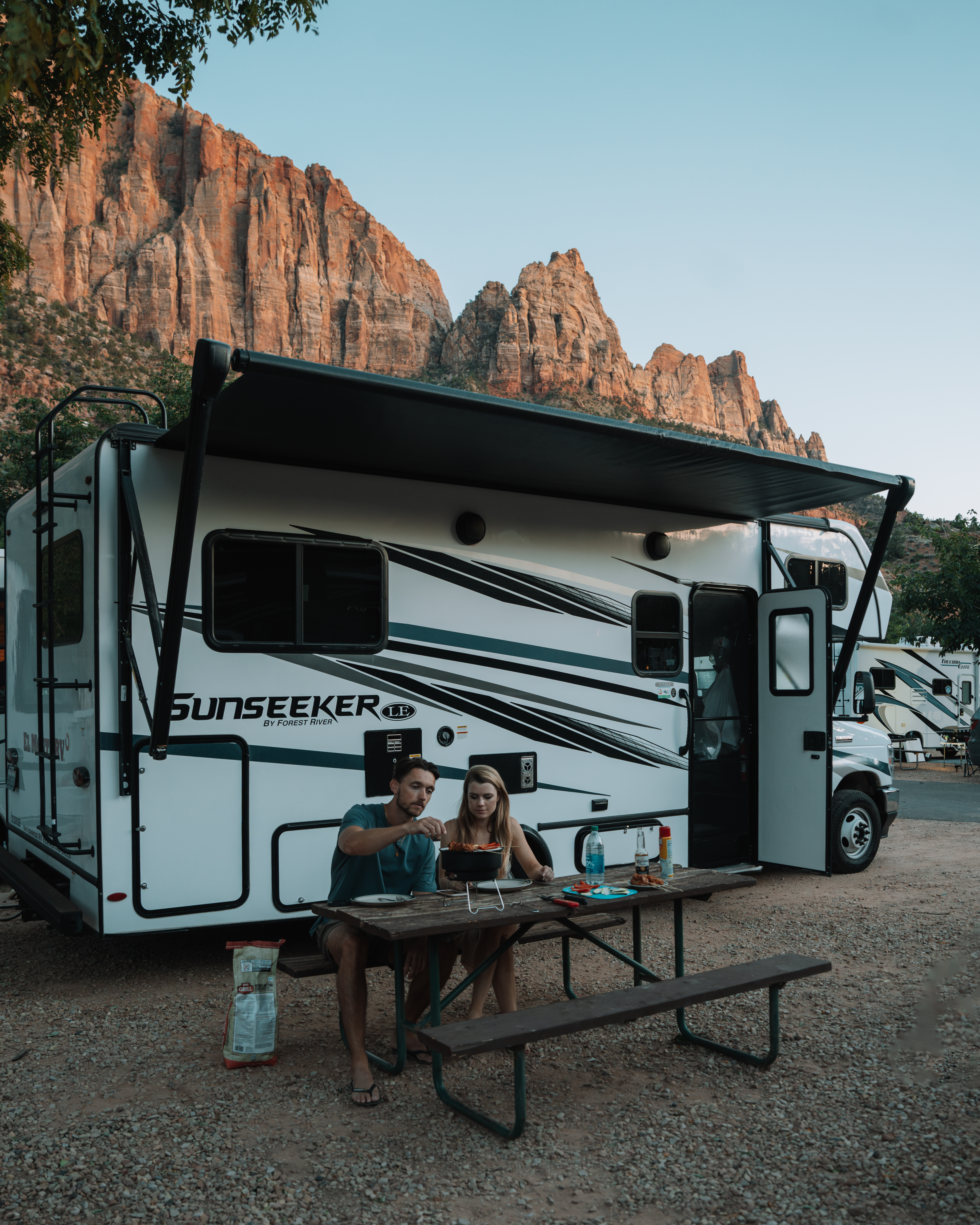 Paar campt in den USA