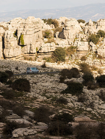 Camper in Berglandschaft in Andalusien