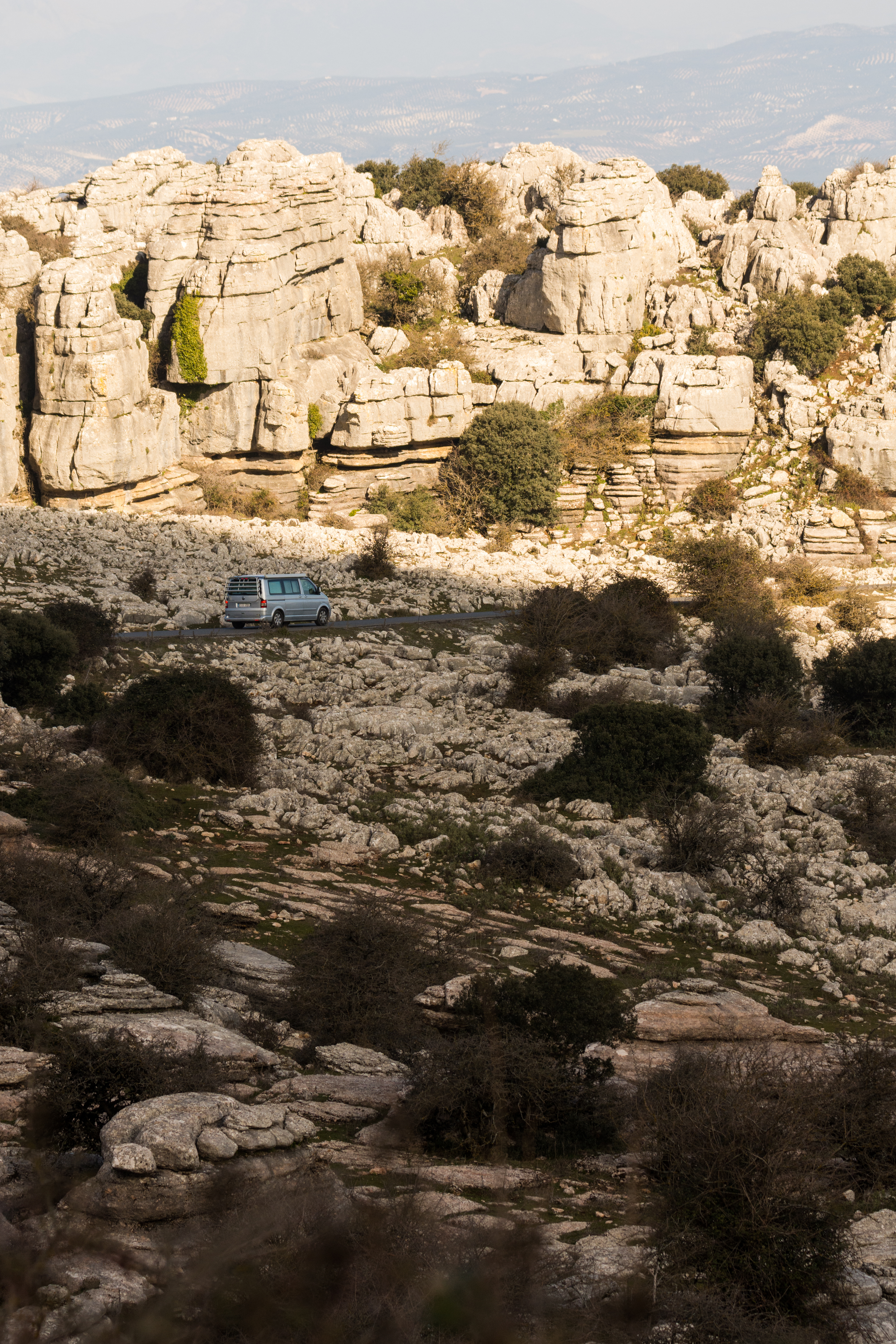 Camper in Berglandschaft in Andalusien