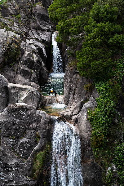 Canyoning an einem Wasserfall im Norden von Portugal