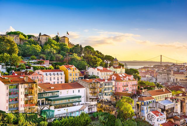 Skyline van Lissabon, Portugal, bij het kasteel van Sao Jorge