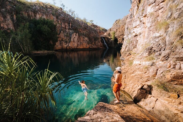 Zwei Personen baden in einem natürlichen Pool im Kakadu National Park