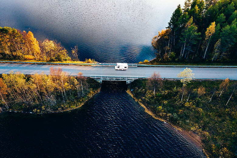 Wohnmobil im Herbst in Finnland