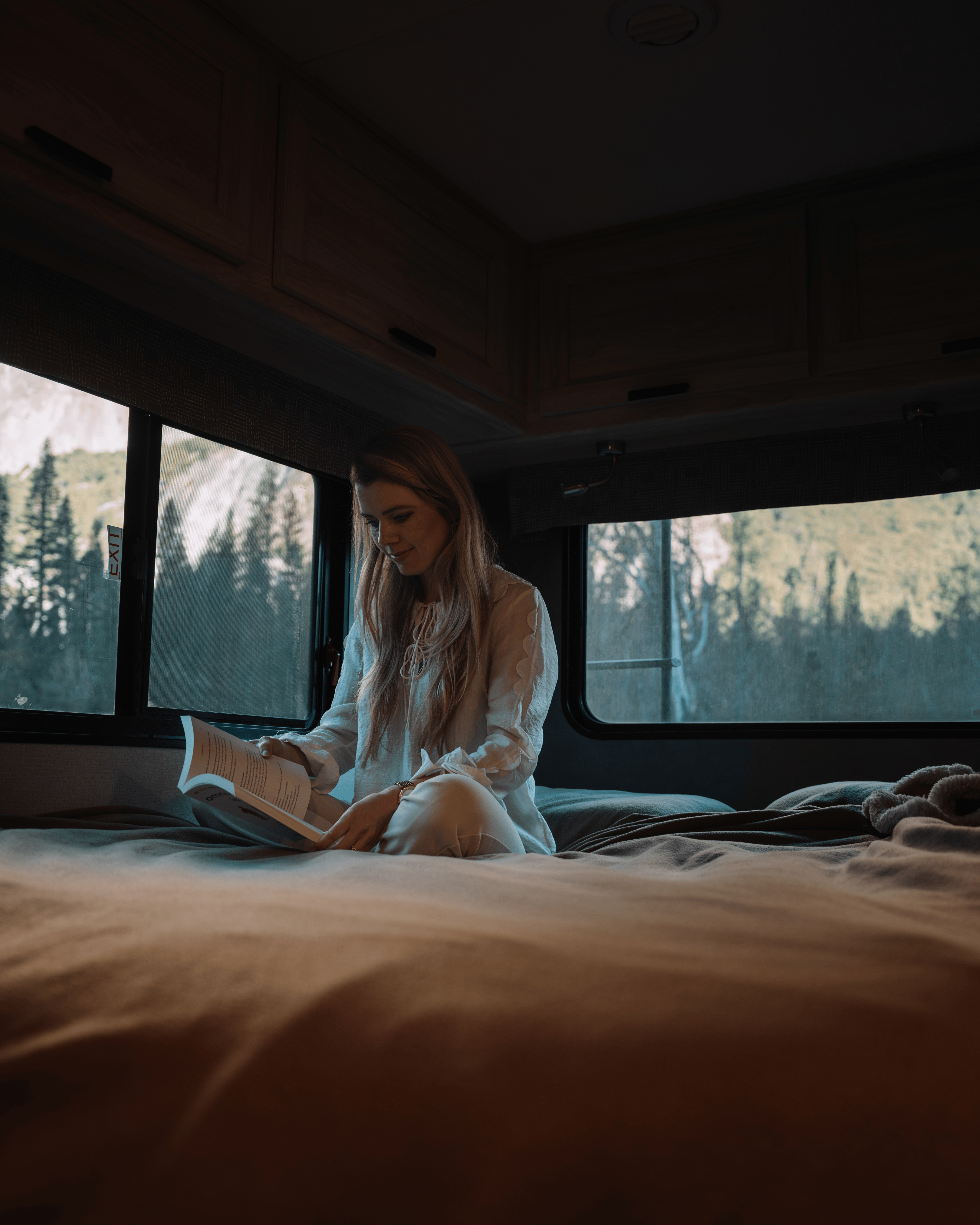 Frau liest im Wohnmobil