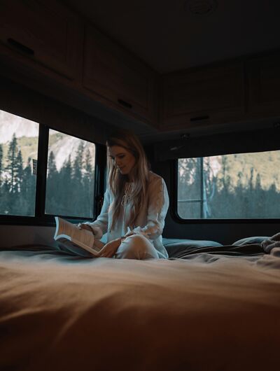 Vrouw leest in de camper