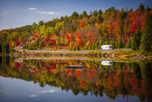 Highway durch einen Herbstwald in Ontario, Kanada