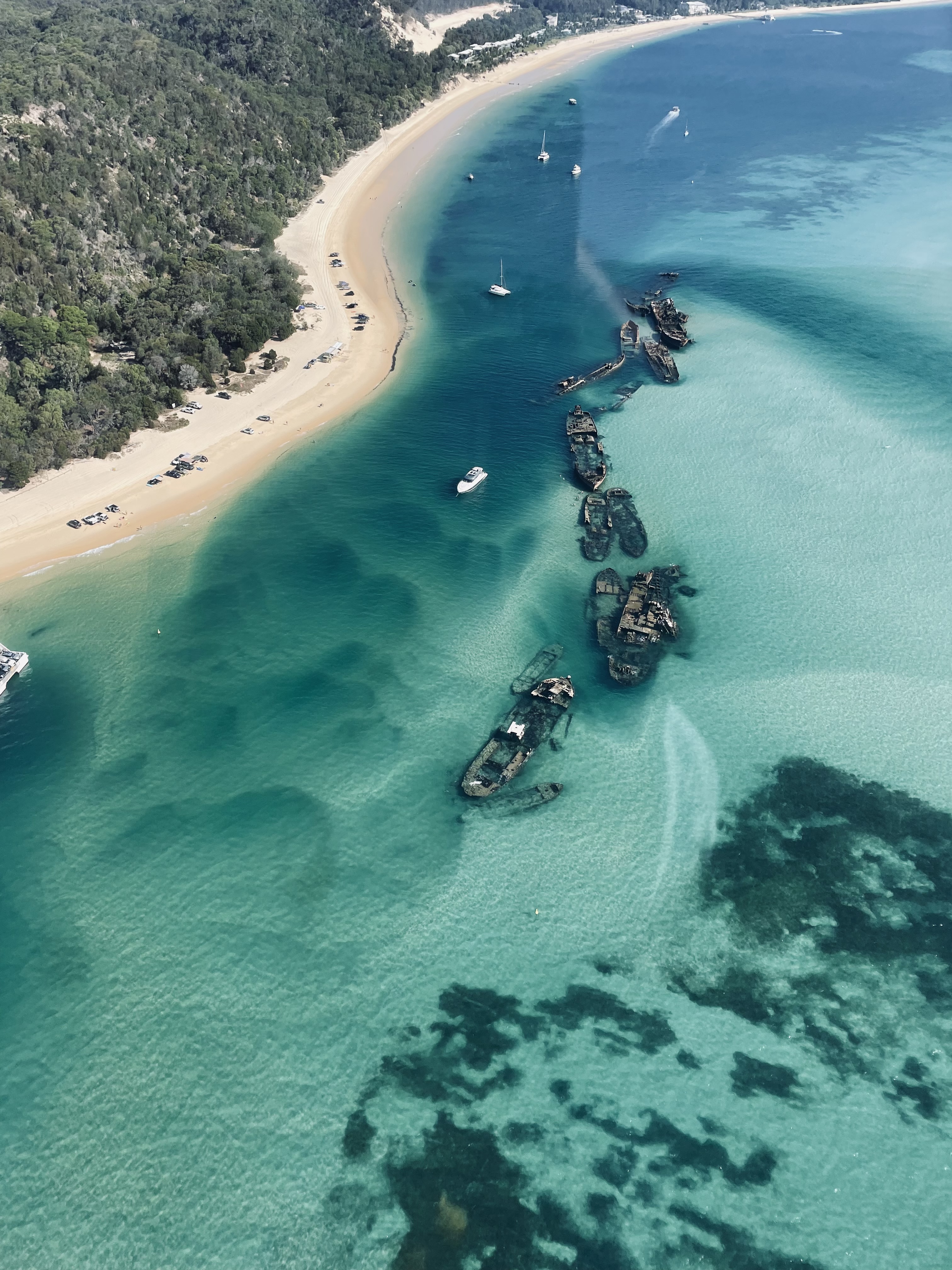 Schiffswracks vor dem Strand von den Moreton Islands in Australien