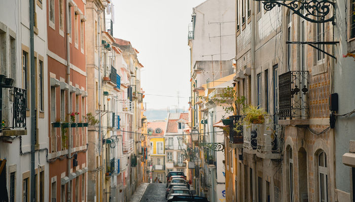 Balkone im Chiado-Viertel und Alto-Viertel in Lissabon, Portugal. 