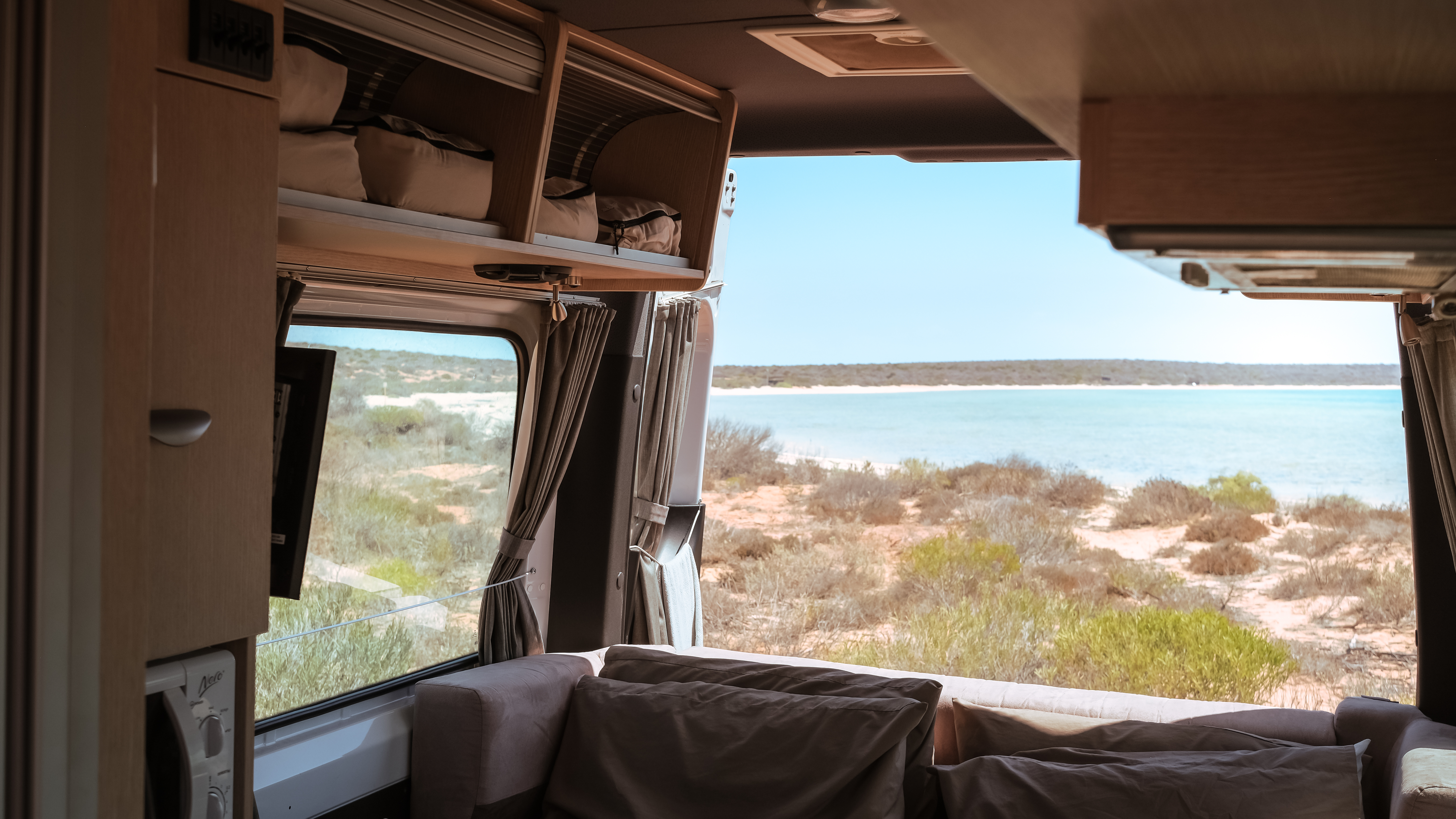 Blick aus dem Camper auf das Meer in Australien