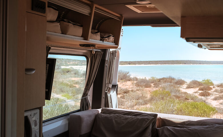 Blick aus dem Camper auf das Meer in Australien