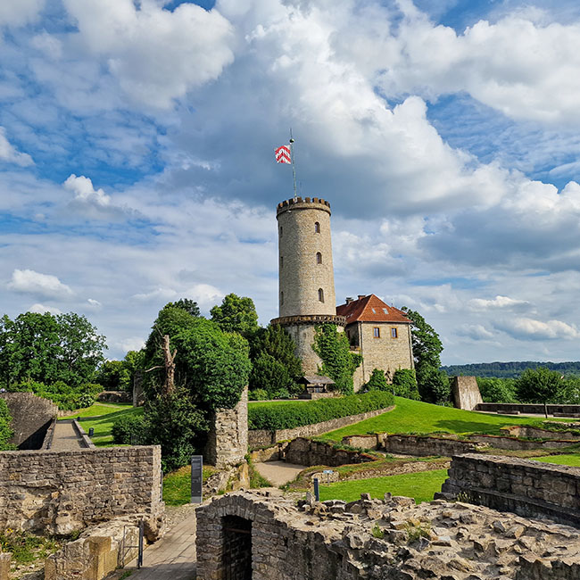 Blick auf die Sparrenburg in Bielefeld bei schönem Wetter