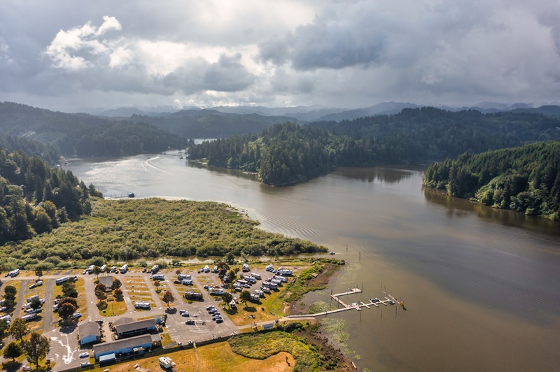 Wohnmobile in Oregon auf einem Campingplatz direkt am Wasser