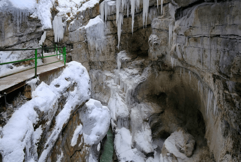 Wintercamping im Allgäu: Märchenhafte Panoramastraßen & Skipisten