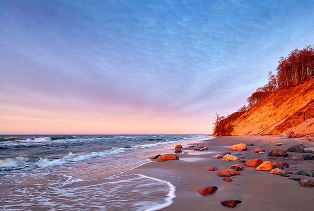 Klippe an einem Strand im Wolin-Nationalpark bei Sonnenuntergang, Polen.