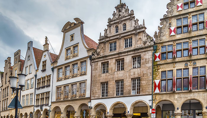 Historische Hausfassaden mit Stuck am Prinzipalmarkt in Münster, Westfalen