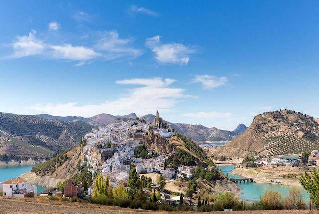 El pueblo blanco de Iznajar en una colina de Andalucía, en el sur de España