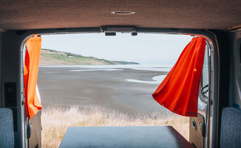 Uitzicht vanuit de camper op de zee in IJsland